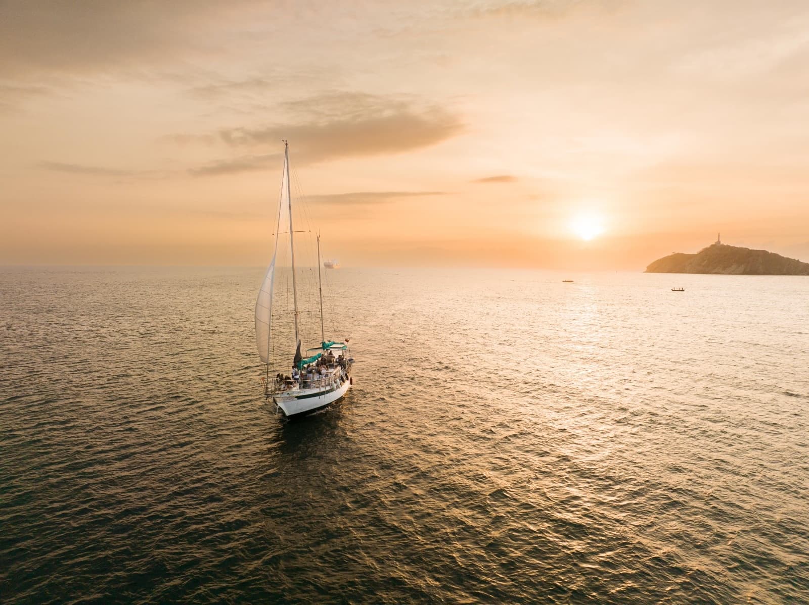 Water Activities: Sonata Sunset Tour in Santa Marta Bay