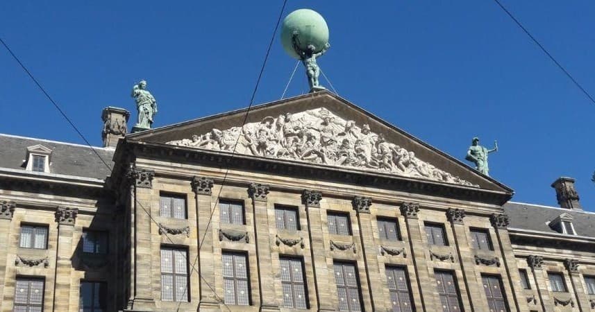 Urban History Walk with Cicerones in Amsterdam
