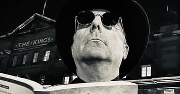 Gothic walking tour guide in Glasgow city at night