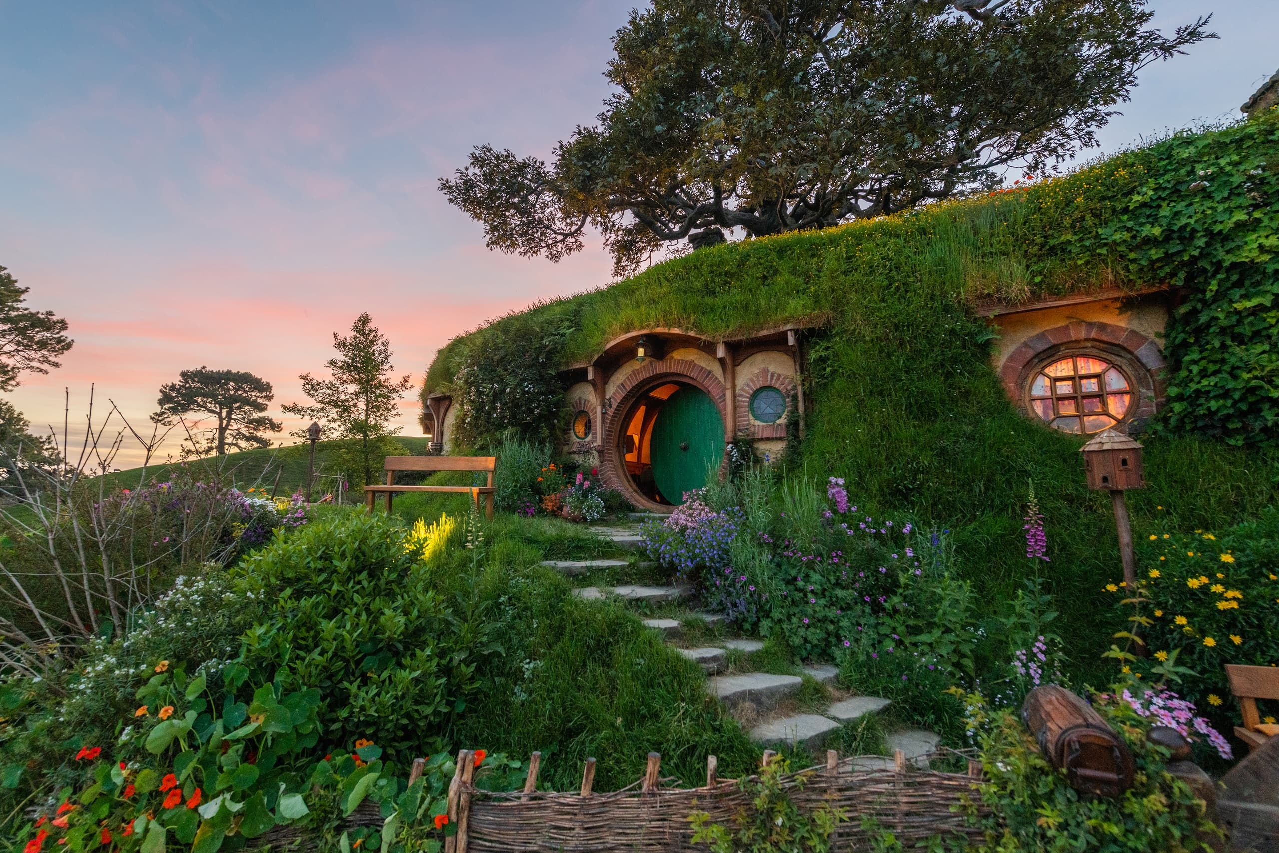 Two-Day Auckland to Hobbiton & Rotorua Private Tour: Geothermal Wonders and Māori Culture