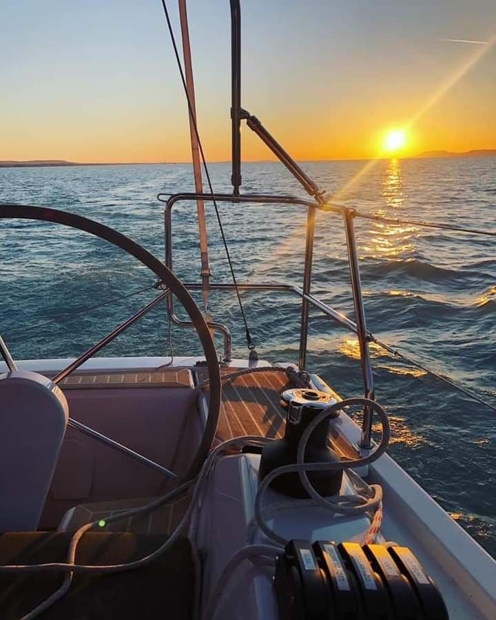 Sunrise Sailing Tour en Catamarán — Barcelona Dawn Cruise on a Luxury Catamaran photo 2