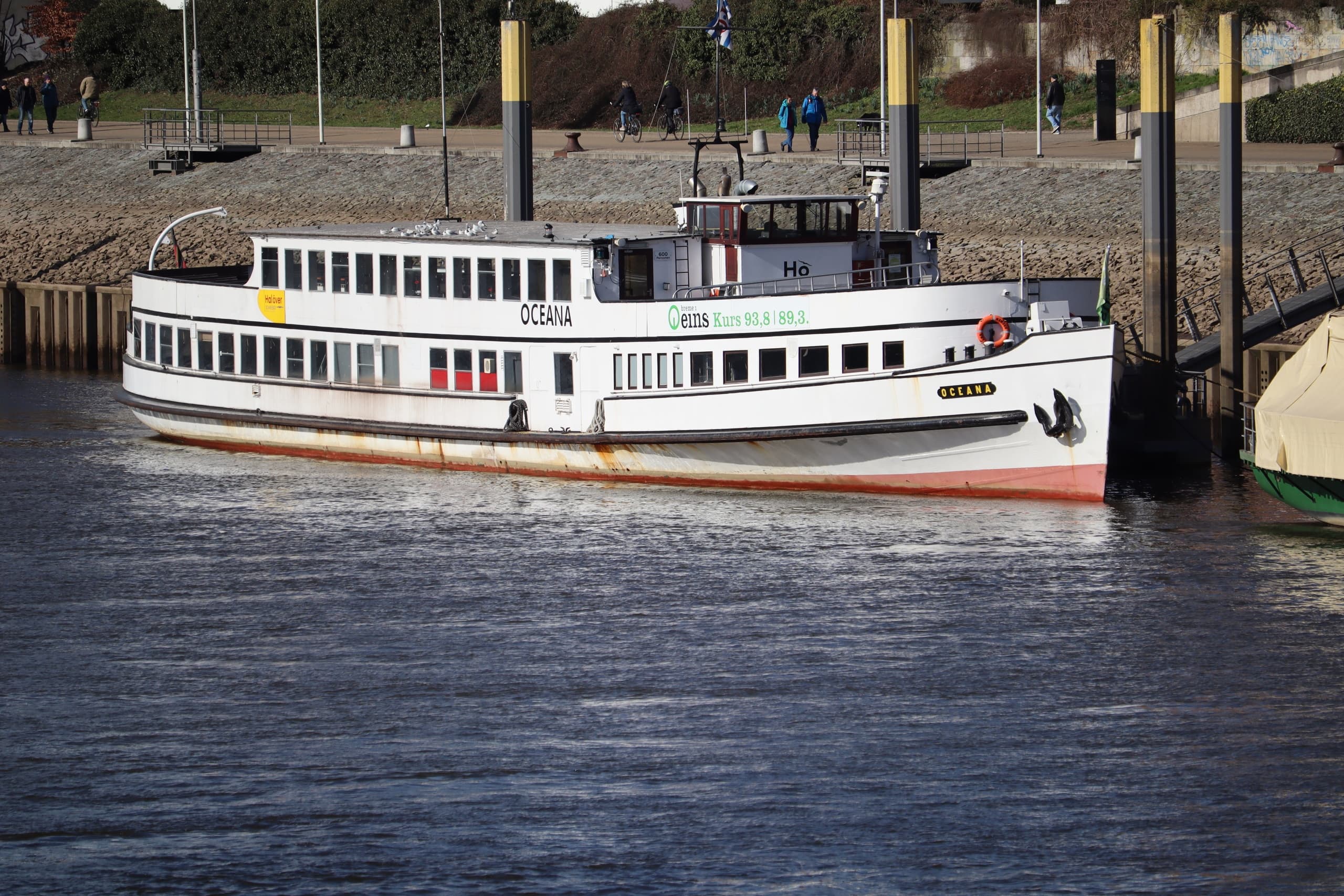 Scenic Waterfront Boat Ride in Bremen with Hal Över