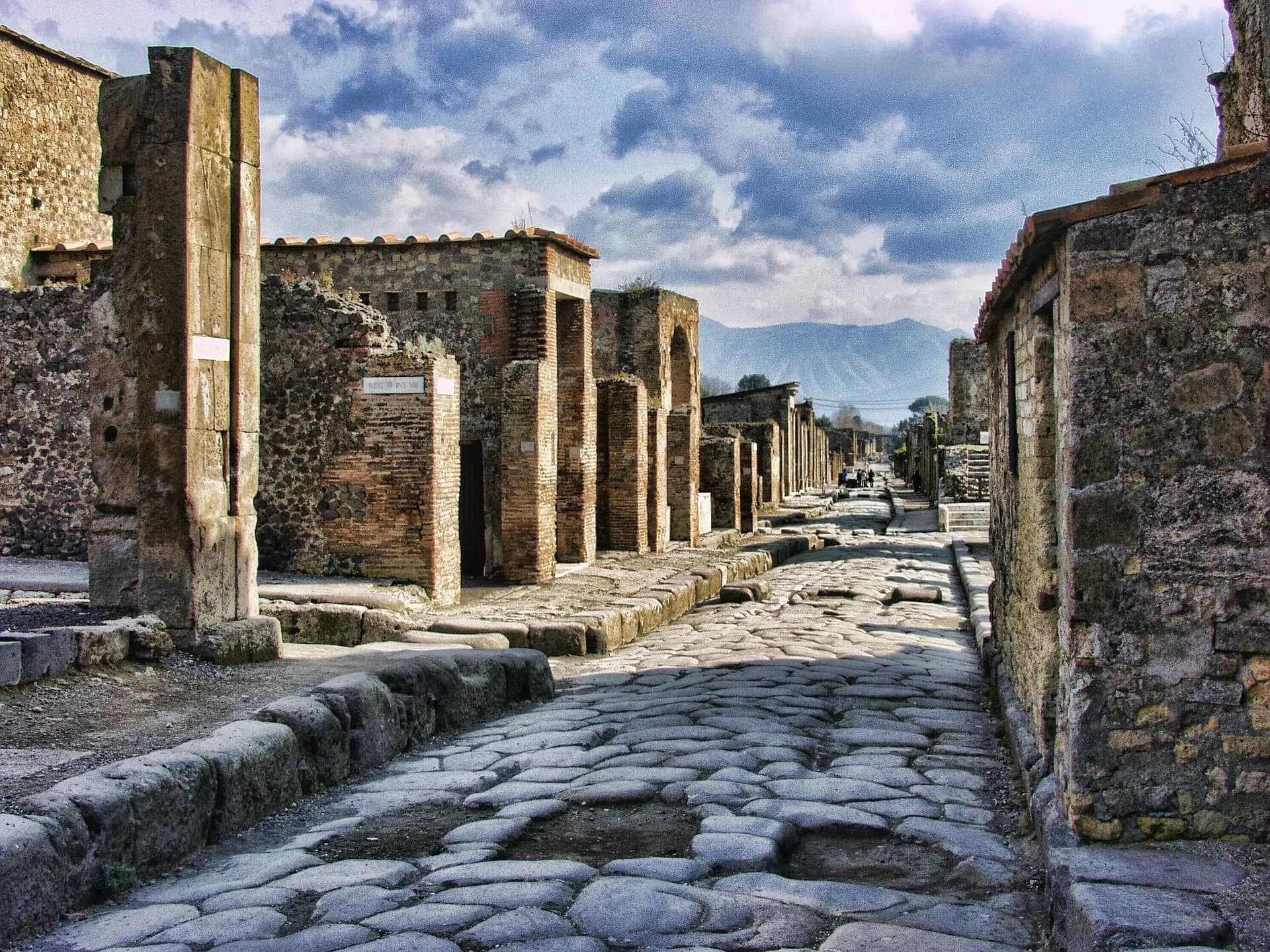 Walk Like a Roman: Private Portuguese VR Tour of Pompeii's Ruins