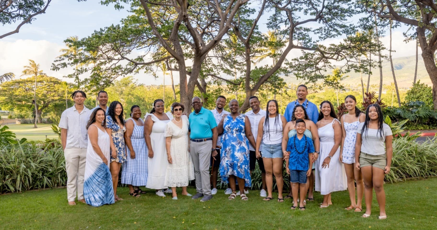 Ohana Package: 90-Minute Large Family Beach Photo Session for Reunions
