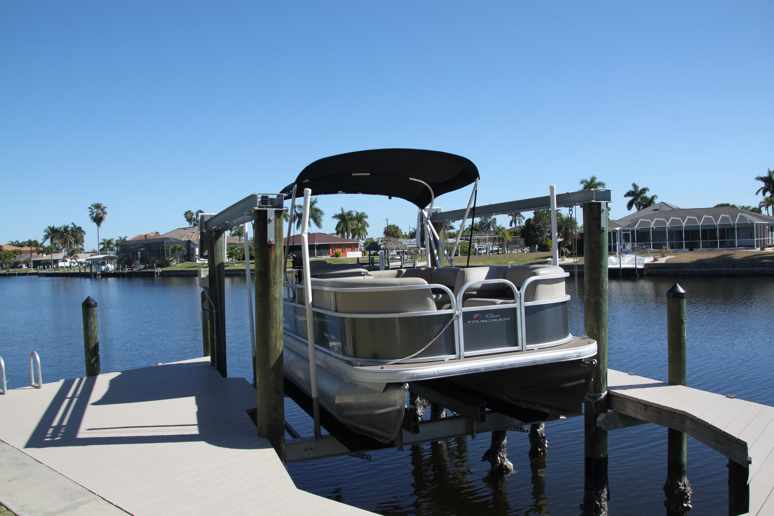Sun Tracker 75HP Pontoon Rental in Cape Coral 20ft Pontoon for Groups