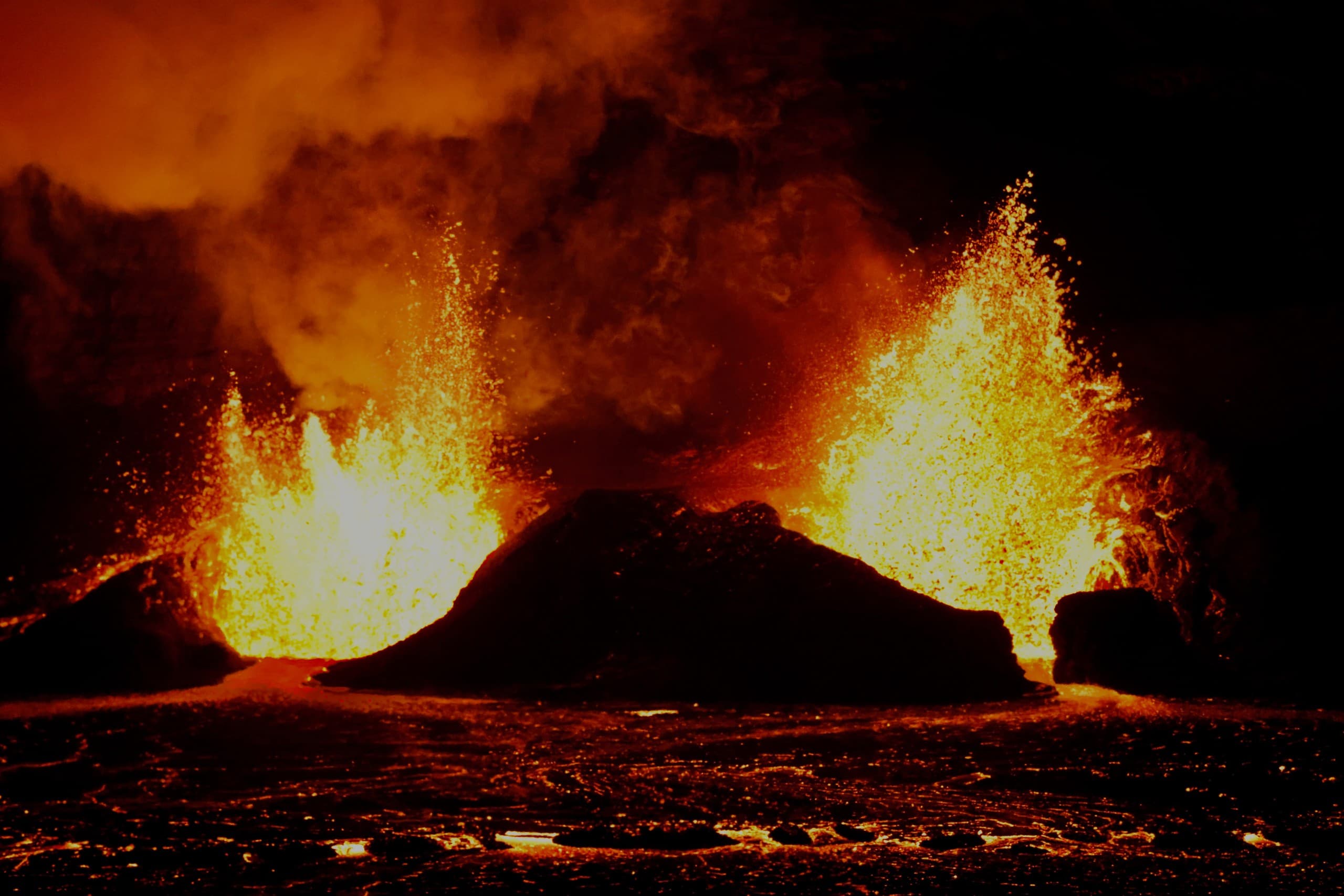Volcano After Dark: Big Island Full-Day Waterfall, Lava Tube, and Stargazing Tour