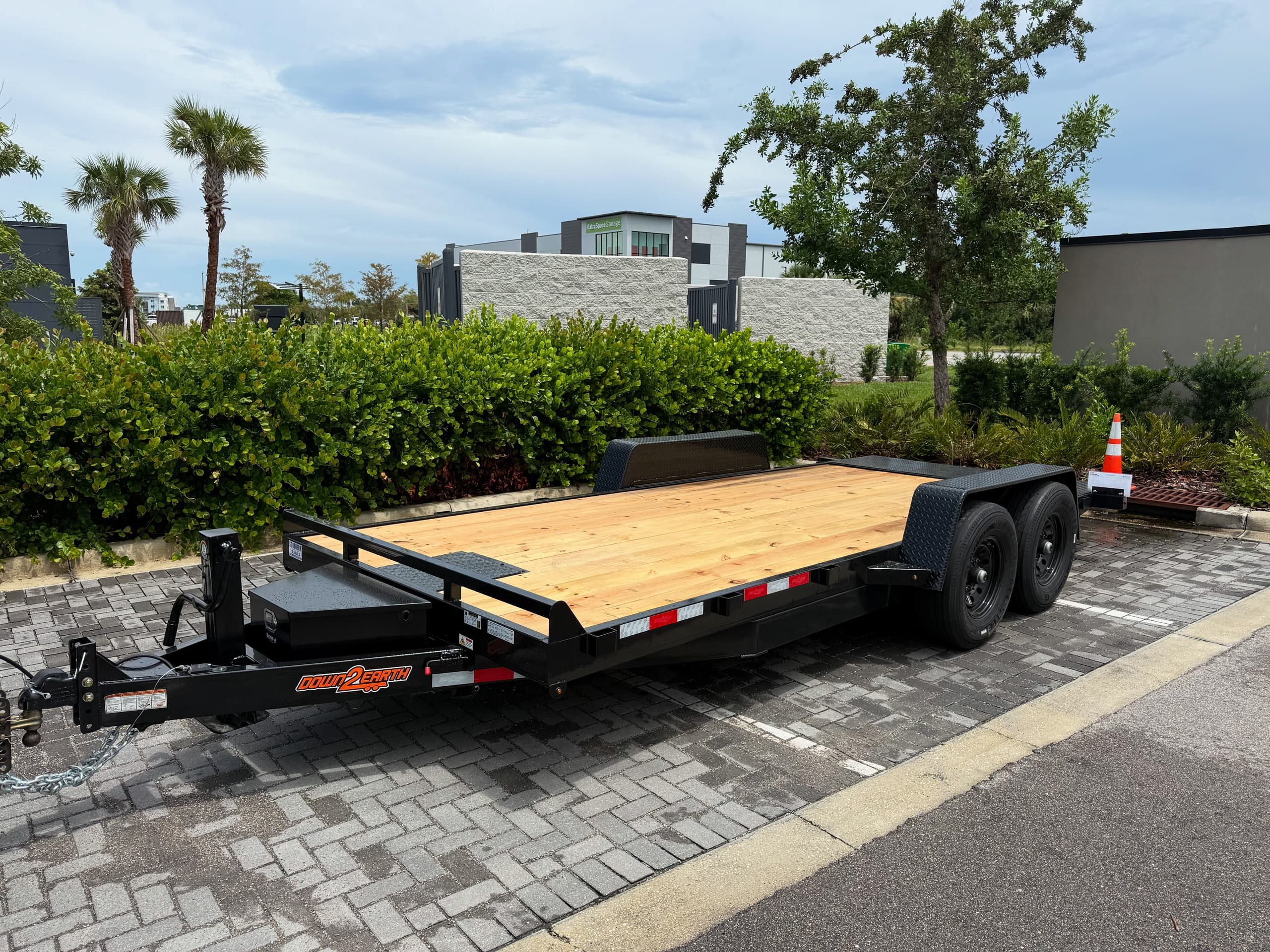Effortless Heavy Equipment Hauling with Royal Trailer’s 7x18 ft Hydraulic Tilt Deck in St. Petersburg