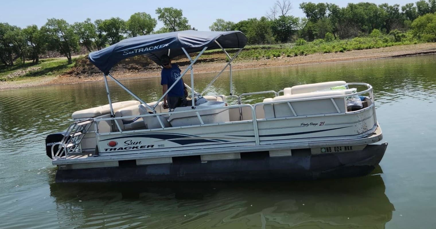 Enjoy the Suntracker 21' Party Barge on Kanopolis Lake