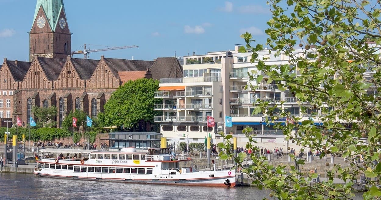 Watercraft Tour of Mittelsbüren by Waterfront Boats with Hal Över