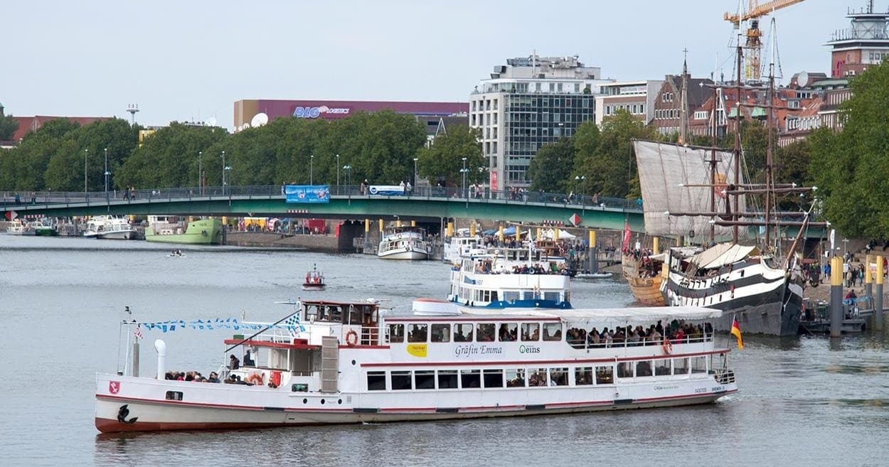 Scenic Boat Trip in Bremen with Hal Över
