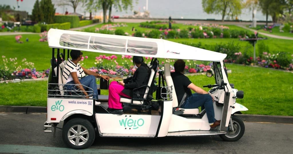 Must-See TukTuk Tour in Geneva: Jet d'Eau, Flower Clock & Parks