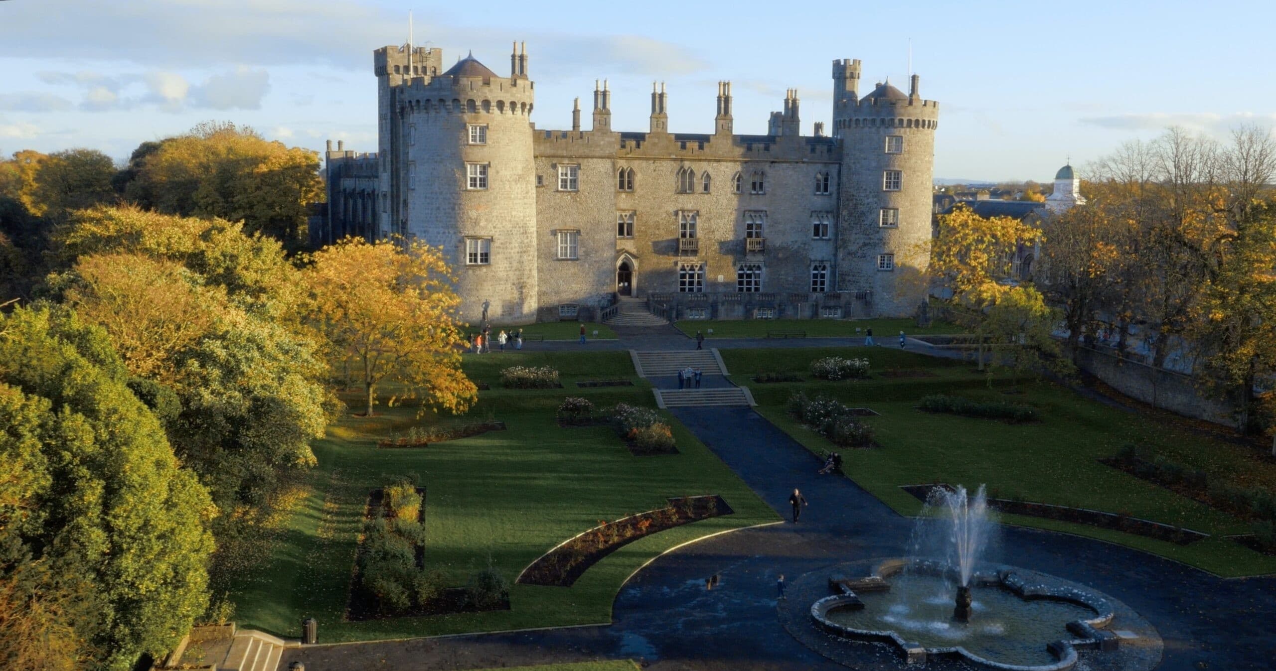 Well-preserved Irish castle with formal gardens and fountain