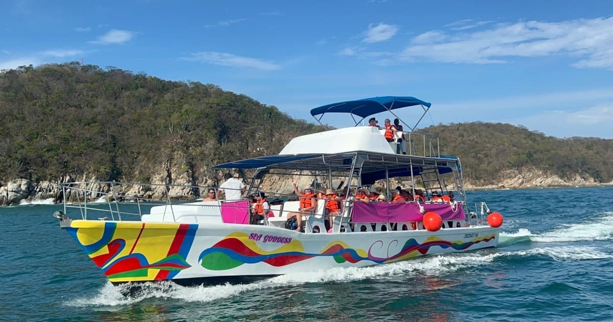 Day trip to Puerto Escondido from Oaxaca: beaches, snorkel & Agua Blanca photo 3