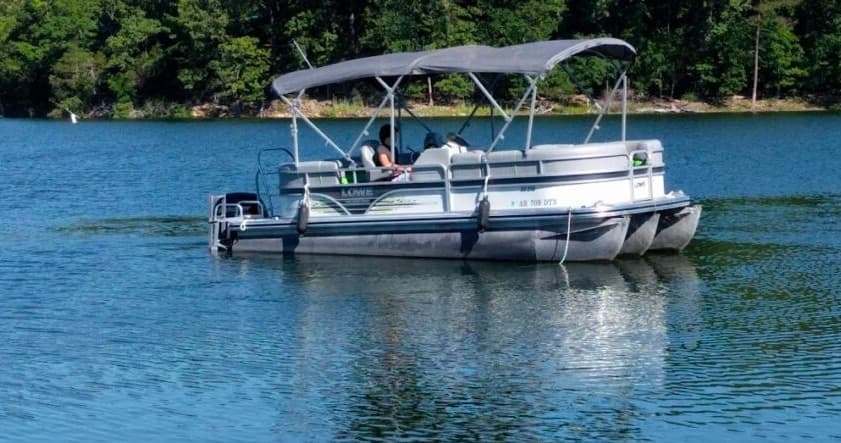 Pontoon Rental at Fout Boat Dock in Gamaliel, Arkansas