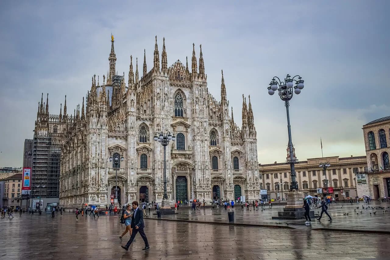 City Tour de Milão básico: Essential Milan Walking Tour of Duomo, La Scala & Brera photo 1