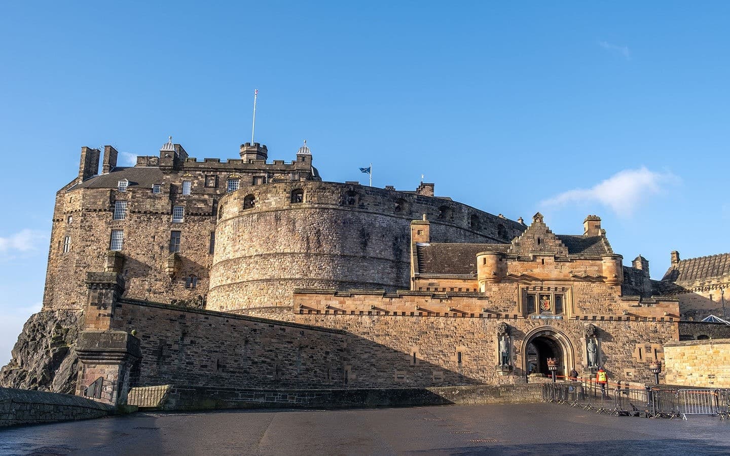 Edinburgh Old Town Walking Tour: Calton Hill, Royal Mile and Castle Highlights