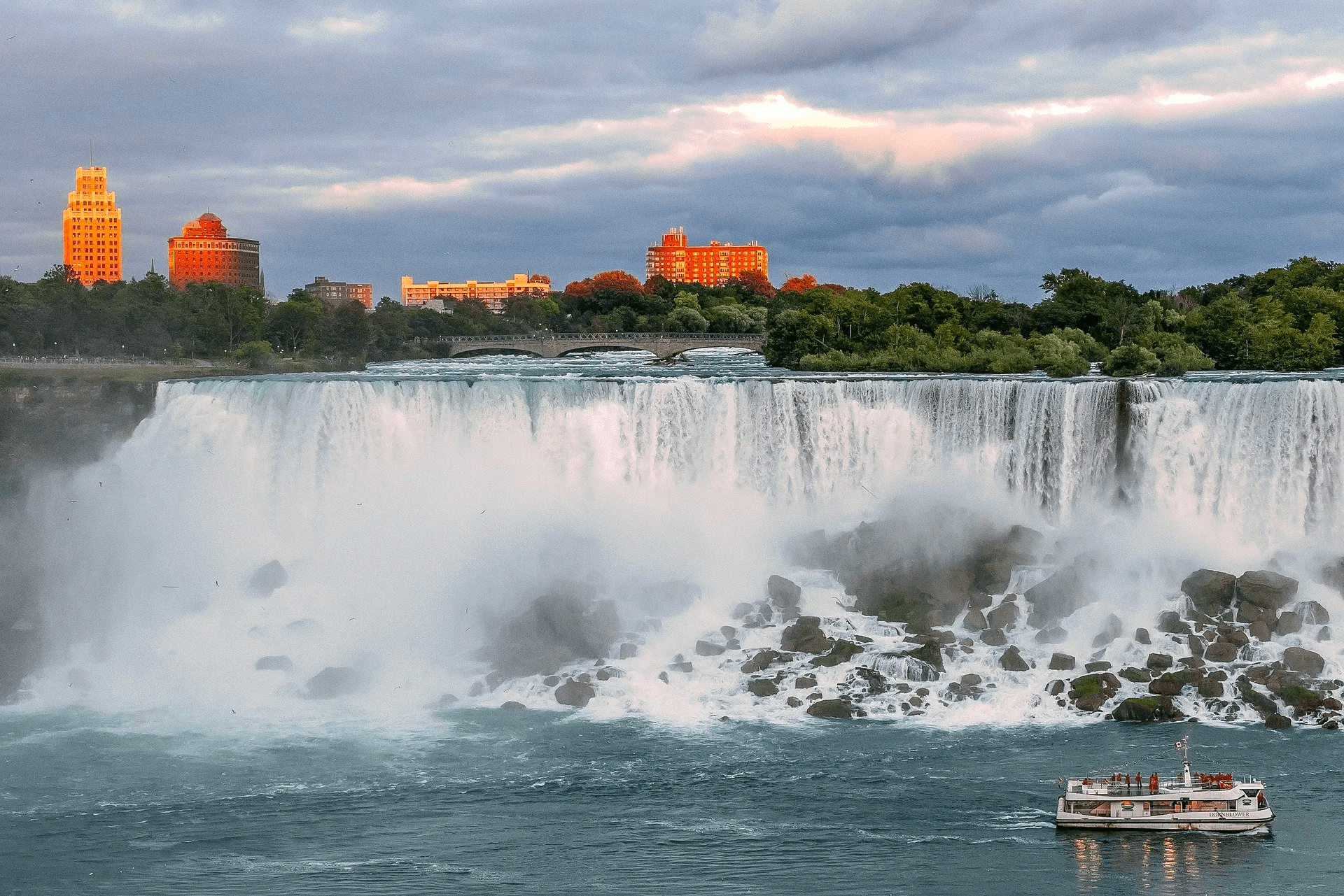 Water Activities & Sightseeing: Nigara Falls Tour with Lunch