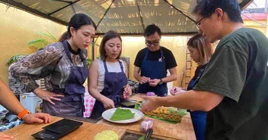 Hands-On Peranakan Kueh-Kueh Making Workshop in Singapore