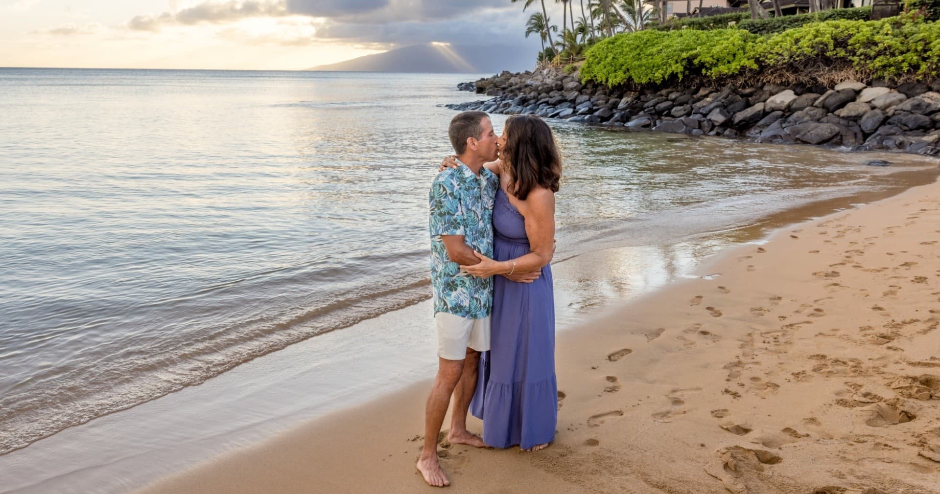 oahu-beach-photoshoot-30-minute-aloha-package-for-families-and-couples