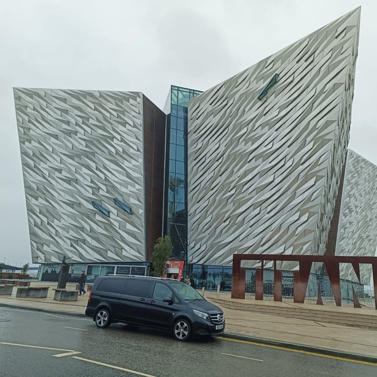 Efficient Transport Service at Belfast Airport by Top Class Travel Belfast