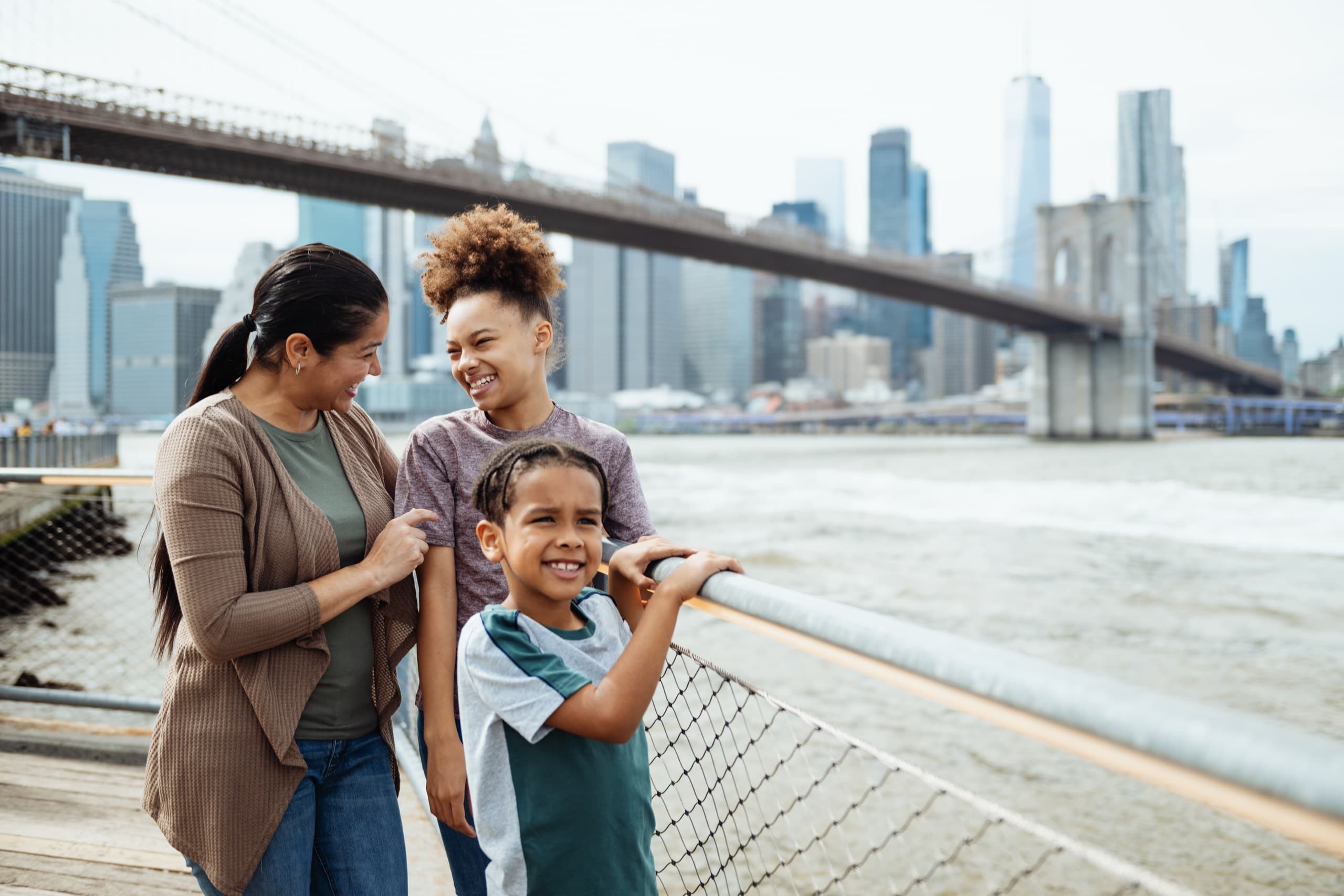 Brooklyn Bridge Photoshoot: Private 60-Minute Session in DUMBO