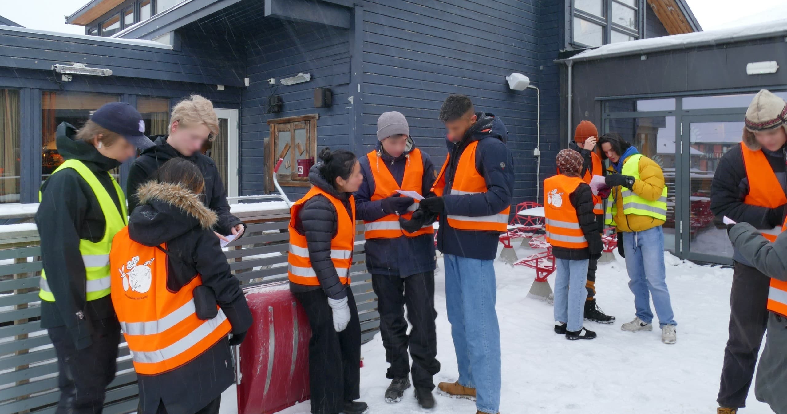 Longyearbyen Scavenger Hunt with Rana Itinerans in Svalbard