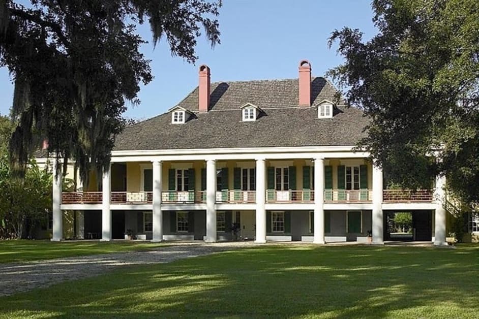 Historic plantation mansion with expansive lawn, Louisiana tour