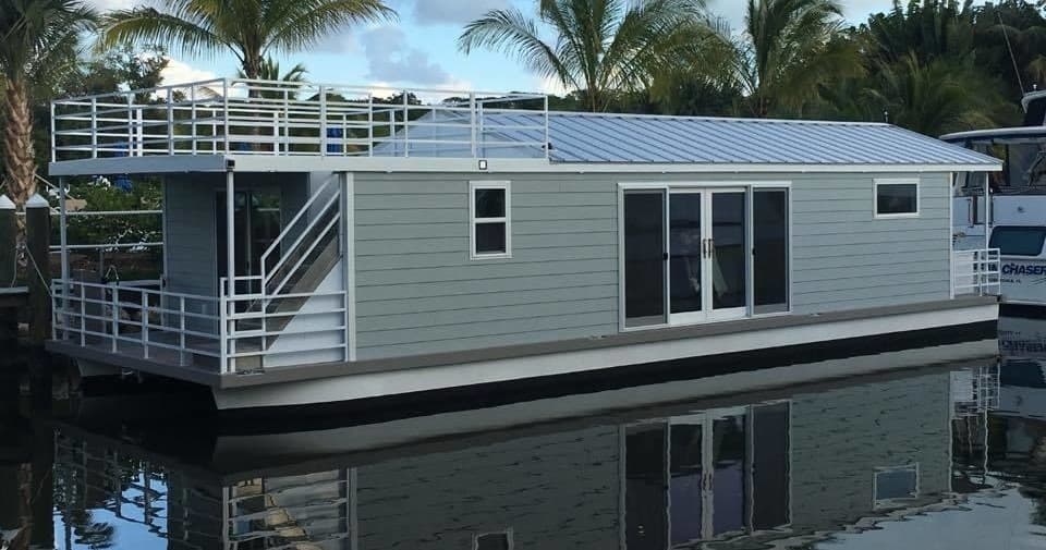Water-Activities at Villa Sophia: Modern Houseboat Experience in Safe Harbor