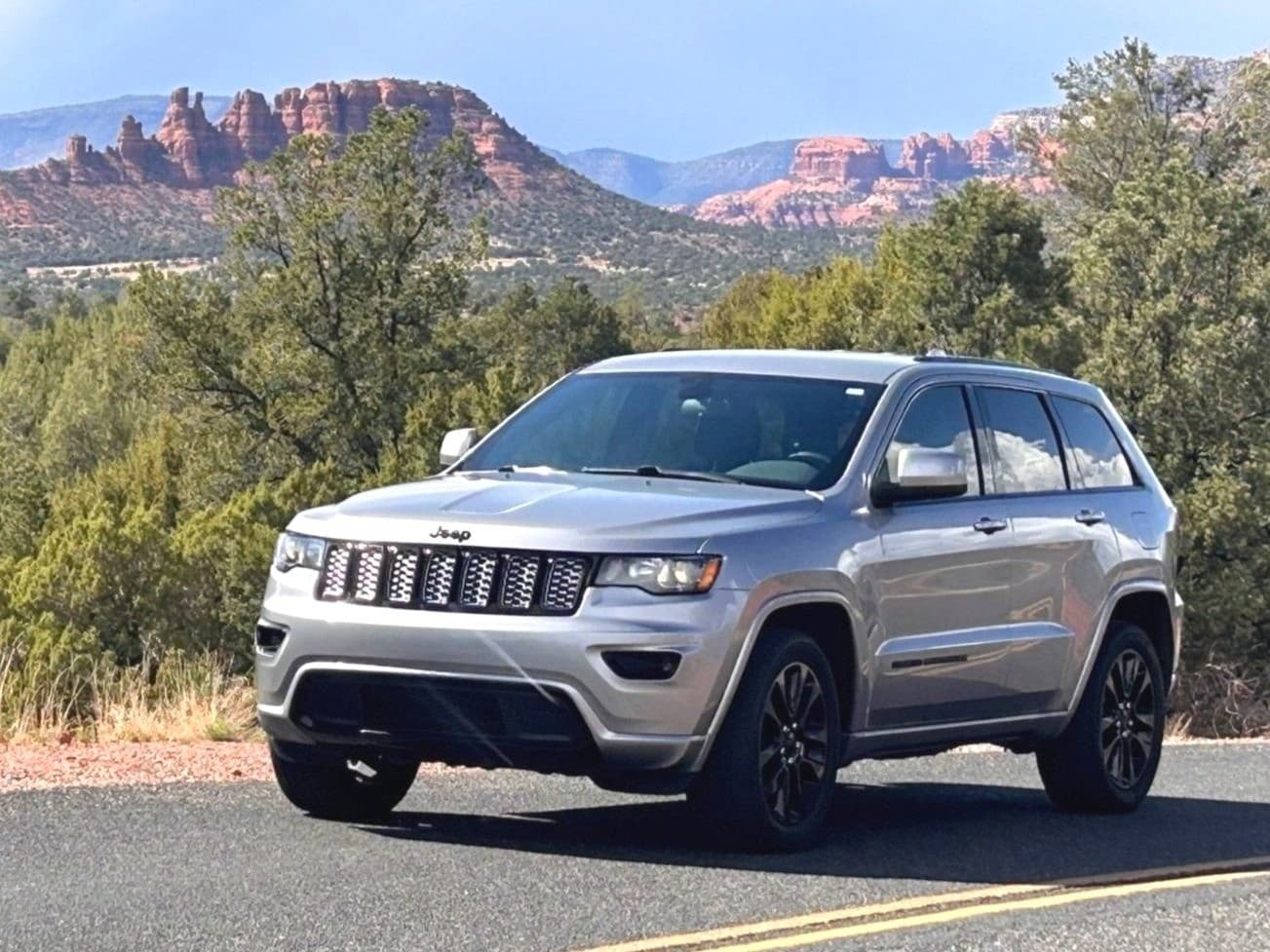 Sedona Jeep Grand Cherokee Rentals: Comfortable On-Pavement Drives for Red Rock Discovery