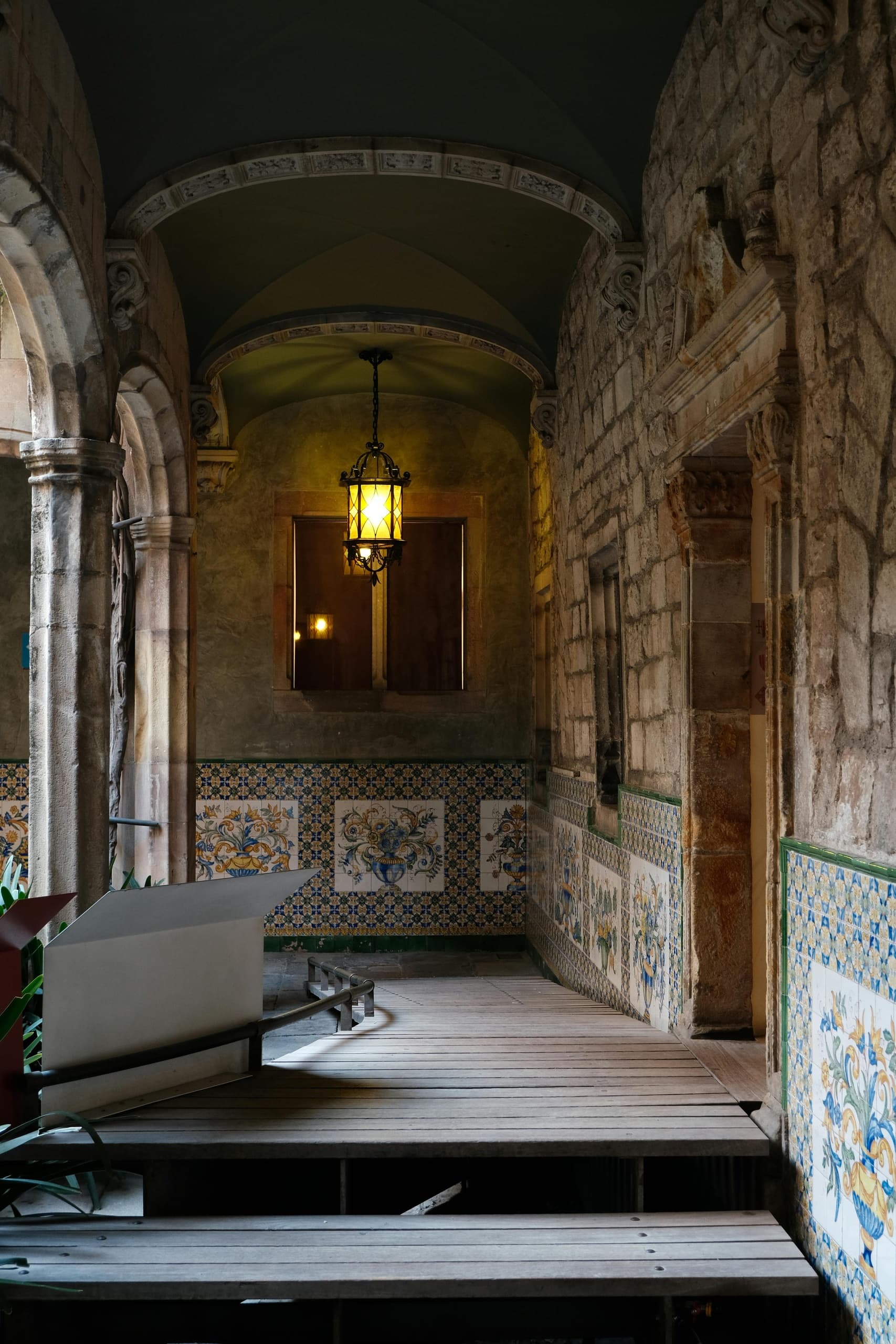 Walking Barcelona’s Gothic Quarter: Roman Walls, Hidden Courtyards & Civil War Scars