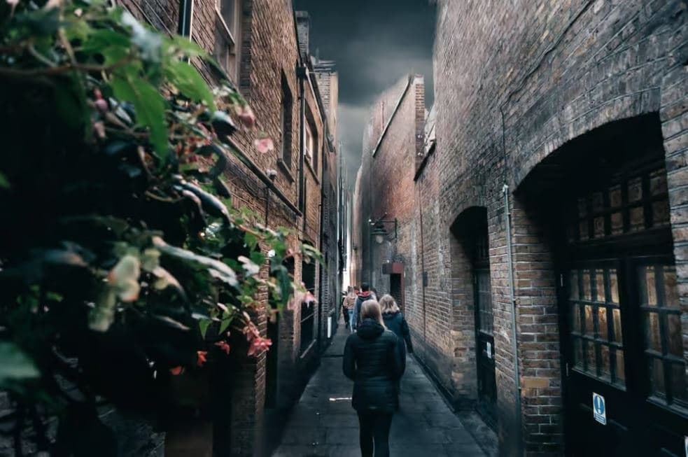 London's Scandals: Guided Walk Through Royal Secrets and Political Lies photo 3
