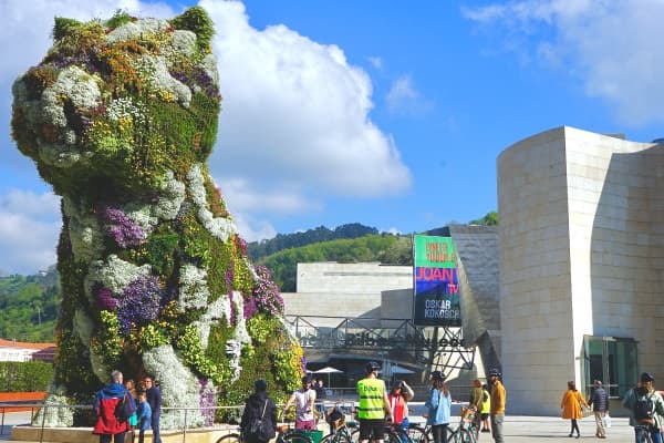 Floral puppy sculpture at Guggenheim Bilbao with visitors