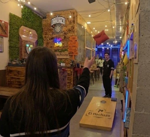 Cornhole in València: Quick 60-Minute Bean-Bag Games for Groups