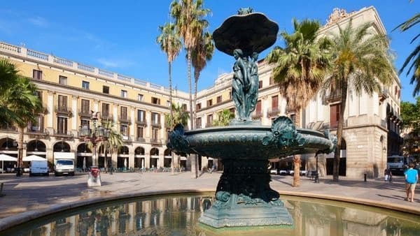 City square fountain with palm trees, Barcelona plaza sightseeing