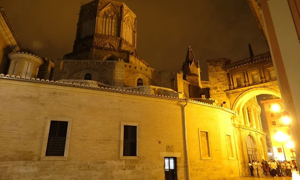 Valencia Night Walking Tour: Misteri e Leggende Guided Ghost Walk photo 1