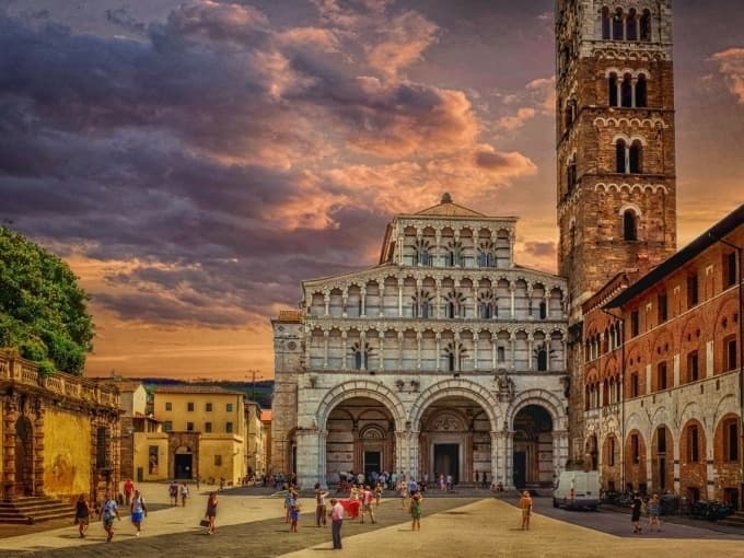 Historical Walking Tour of Lucca with Tourist Center Lucca