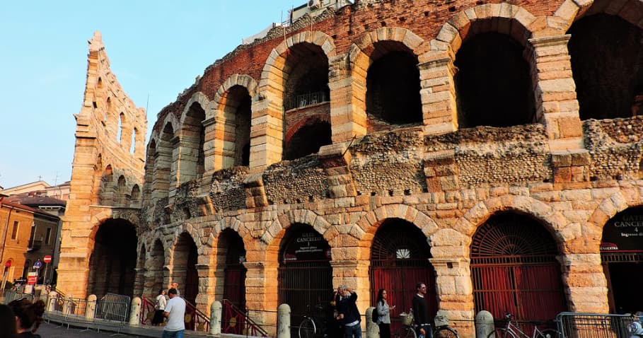 Verona Walking Tour & Wine Tasting by Explore Verona