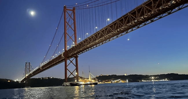 Lisbon Night Cruise: Pizza, Sangria & Open Bar on the Tagus