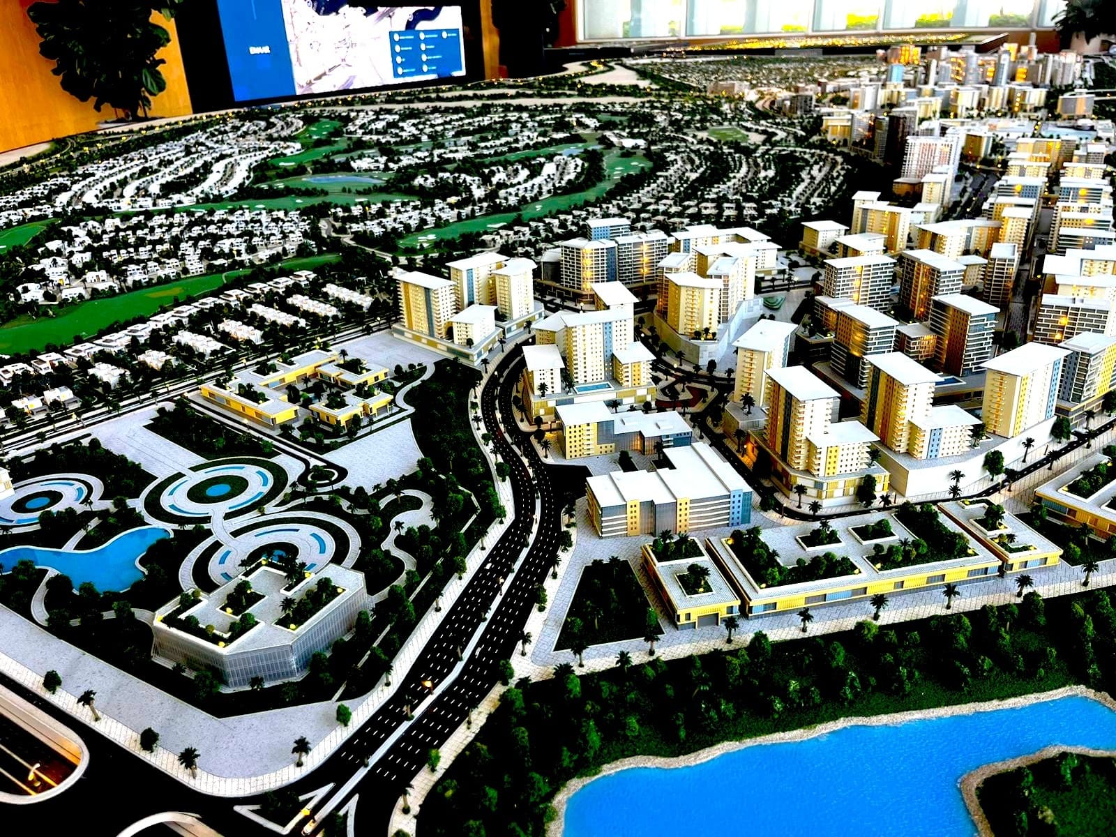 Urban Exploration & Investment Tour with LTC Menzel in Dubai