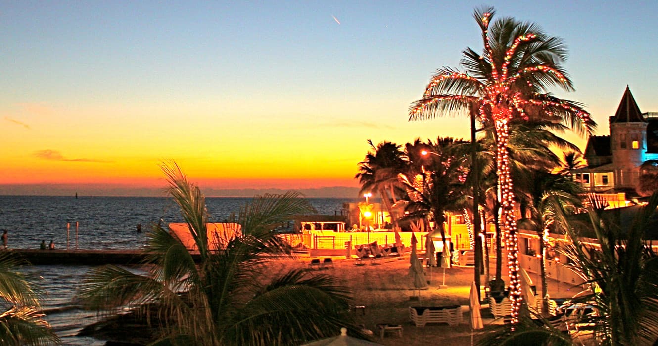 Palm beach sunset over oceanfront promenade in Key West