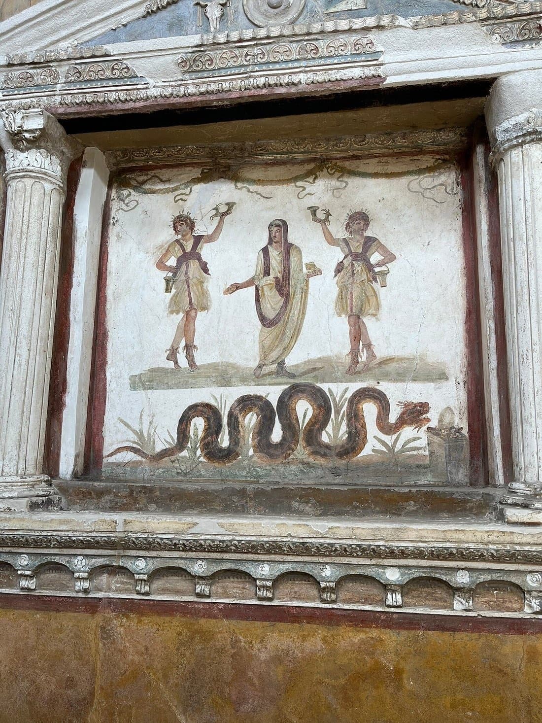 Pompeii Walking Tour with Archaeologist Guide in Campania