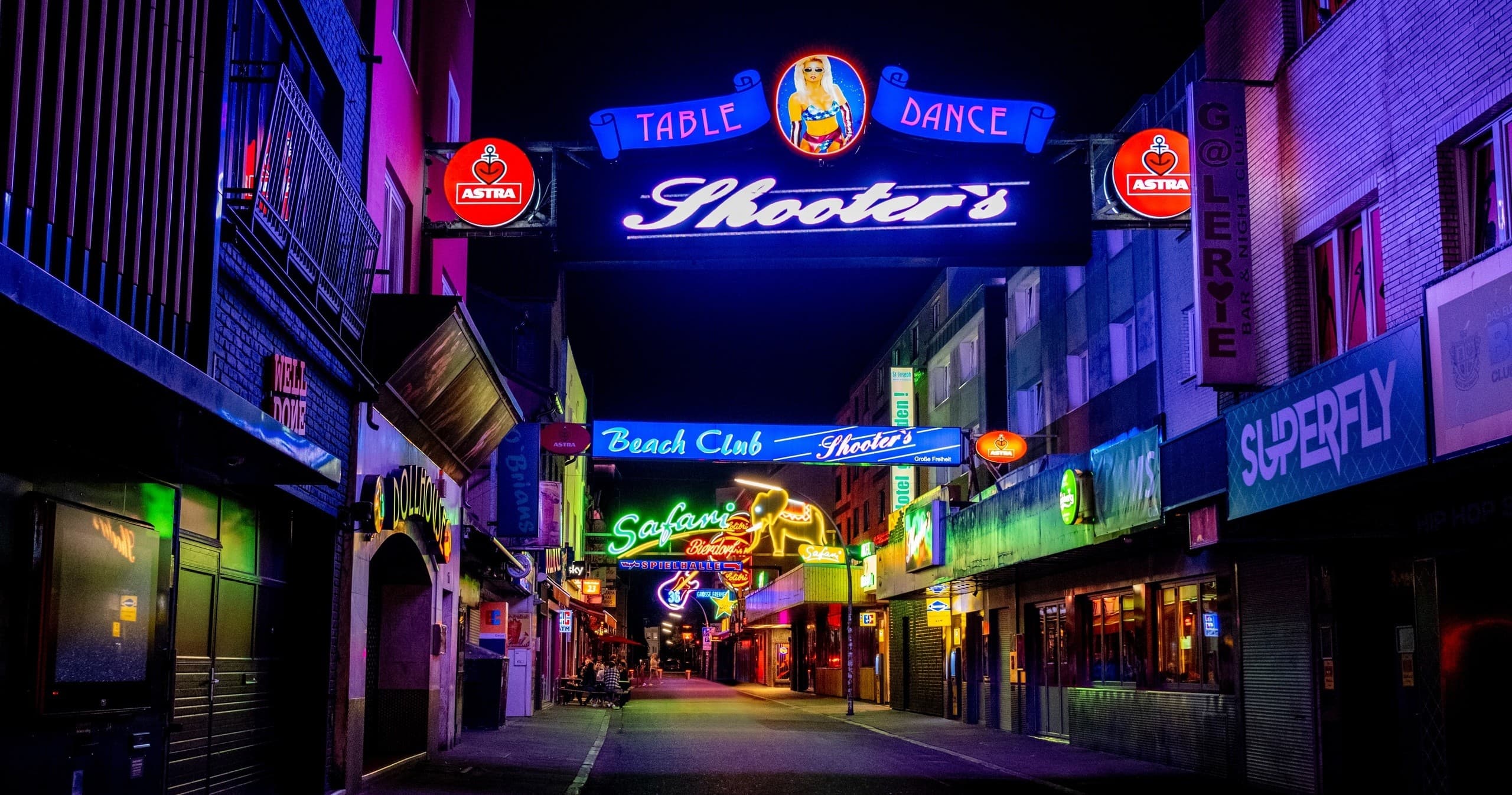 Outdoor Nightlife & Unforgettable Parties with PubCrawl Team in Hamburg