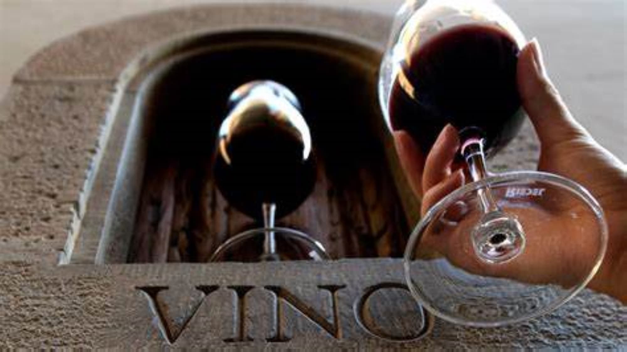 Wine Windows Walking Tour & Tasting in Florence