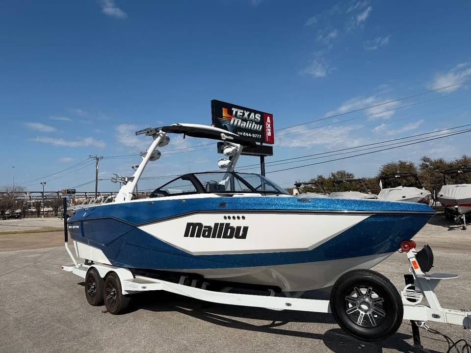 Malibu 25 LSV Wake Boat Adventure in Austin, Texas