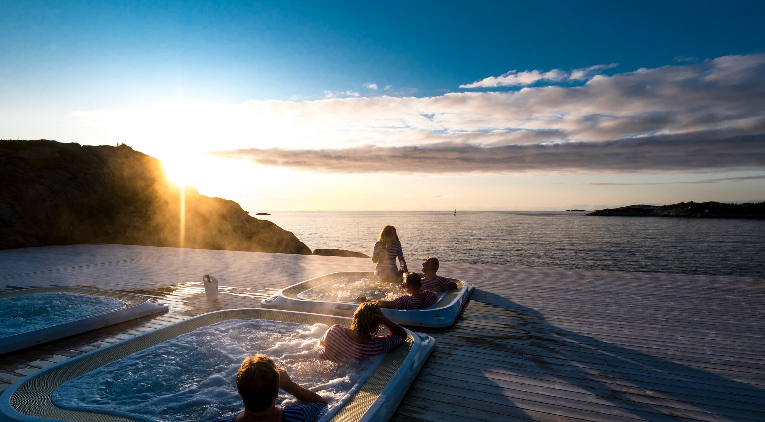 Outdoor Hot Tub & Sauna Experience at Hamn i Senja