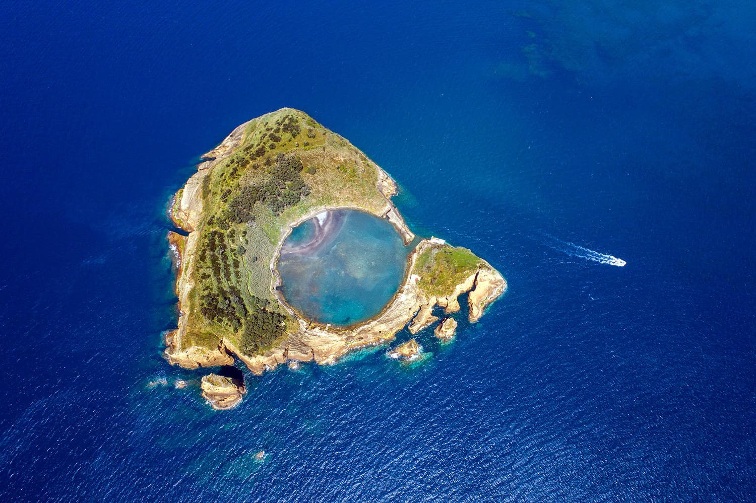 Boat Tour at Ilhéu de Vila Franca with Azores Sub