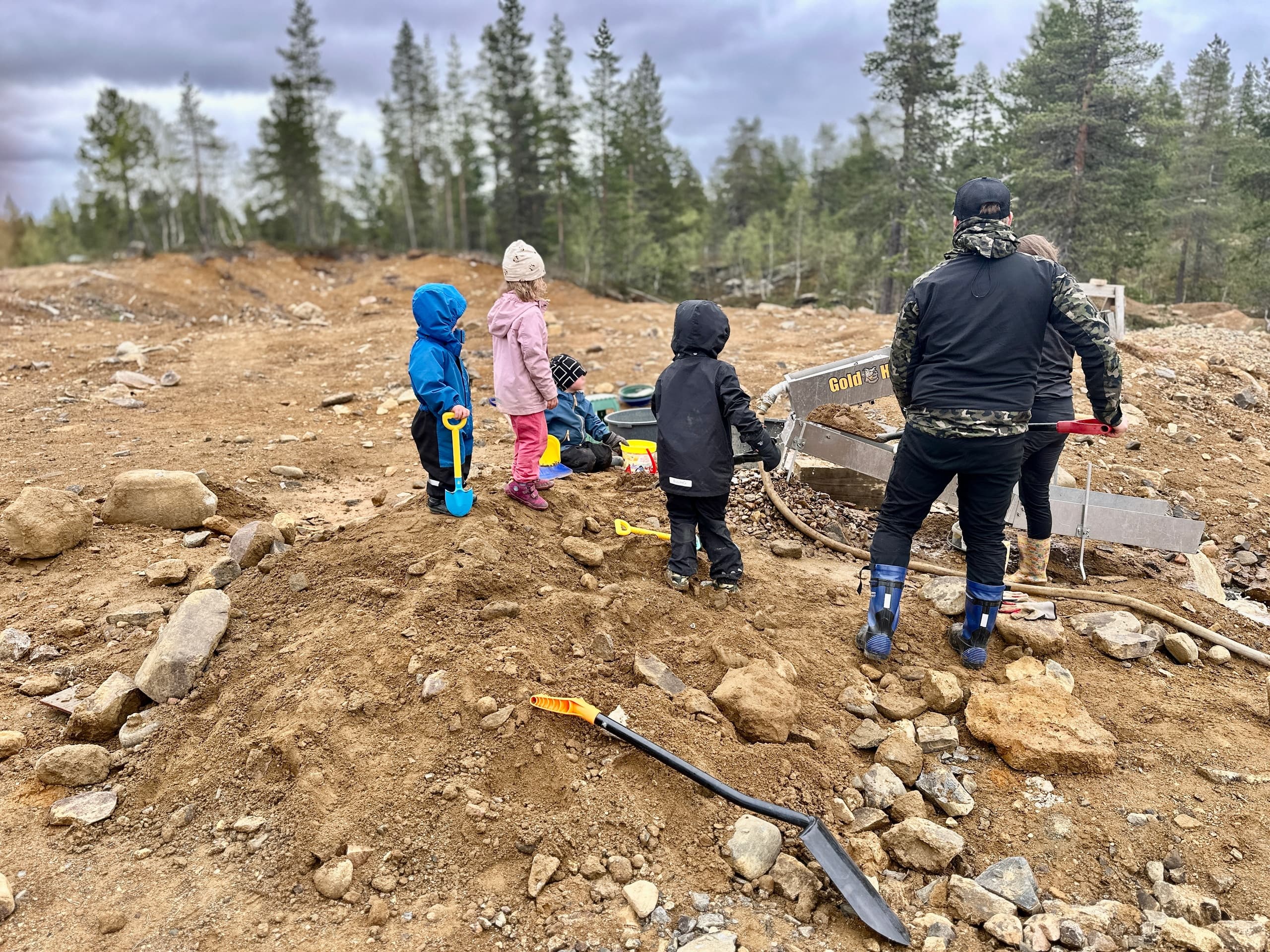 Gold Panning Adventure in Lapland with ArcticGuides