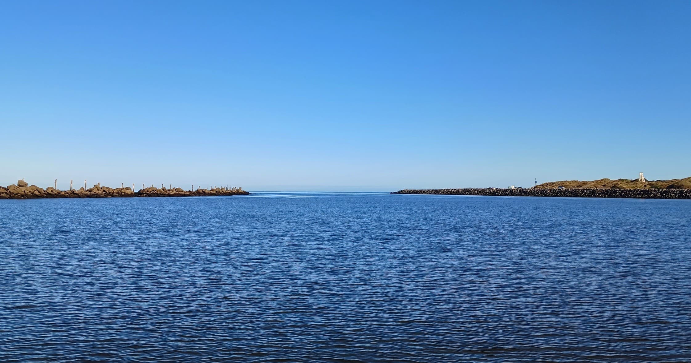Open coastal sea horizon, calm waters for scenic boat tours
