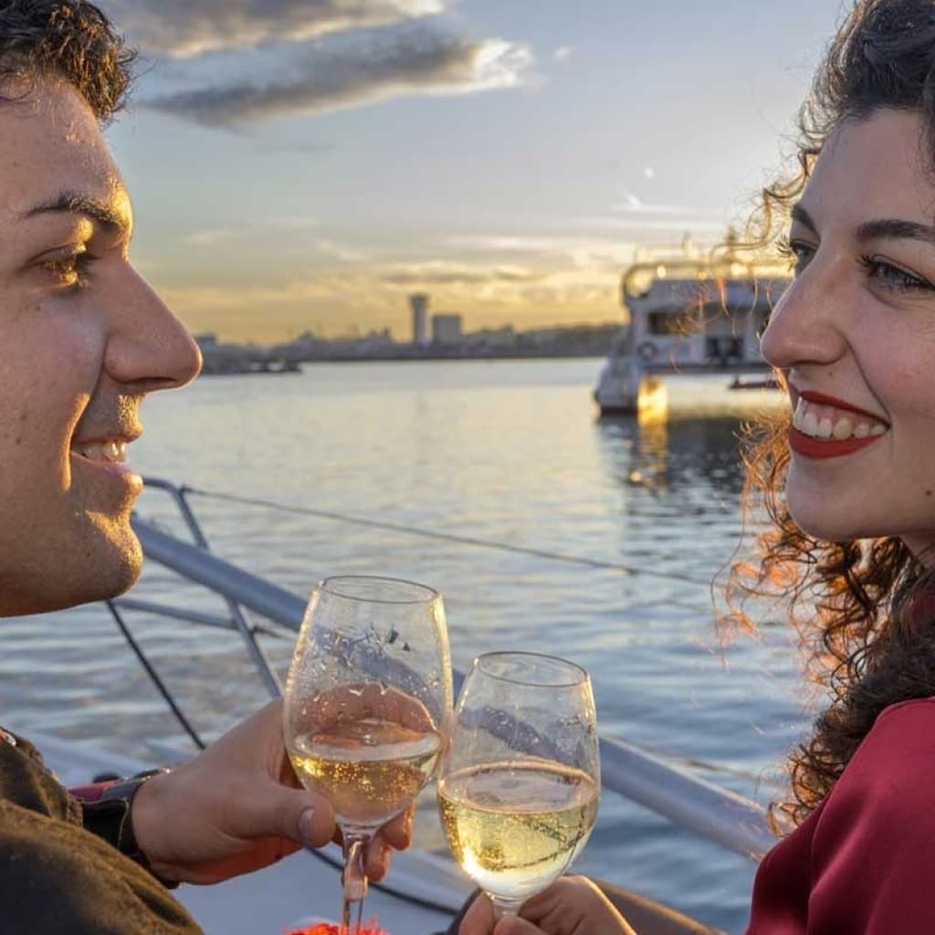 Moonlit Port Olimpic Dinner — Cena romántica a bordo in Barcelona