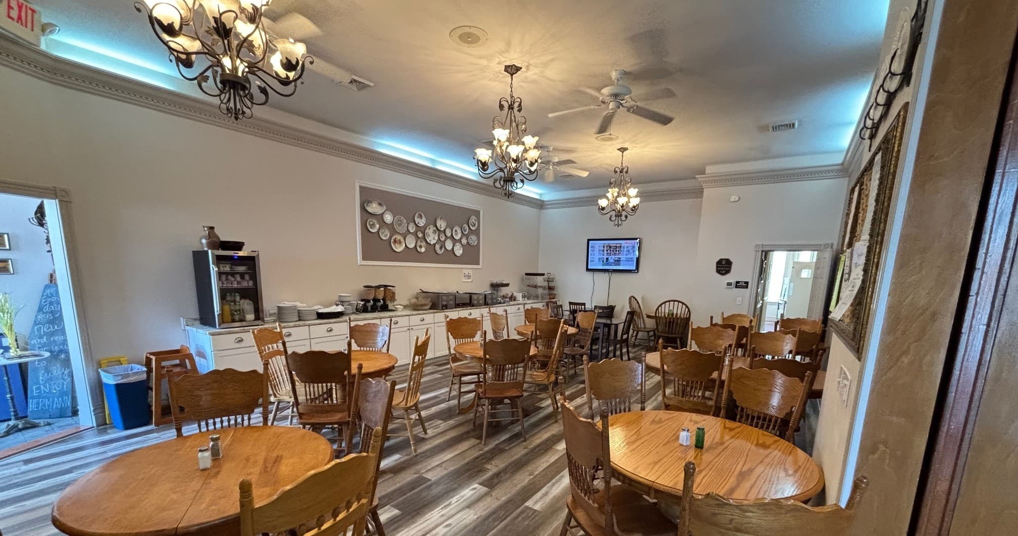 Cozy dining room with wooden tables at Hermann hotel restaurant